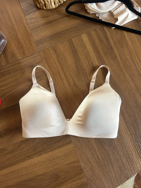 SKIMS Light Beige Seamless Everyday Bra - Picture 5 of 8